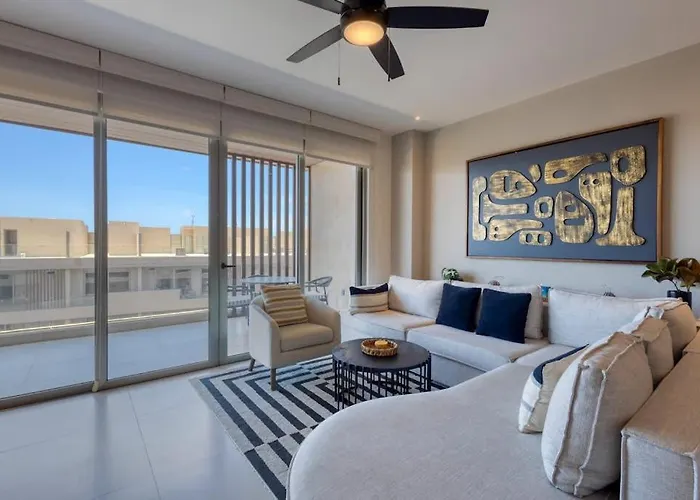 Elegant With Heated Pool, Pickleball, Gym & Garden Views Сasa de vacaciones