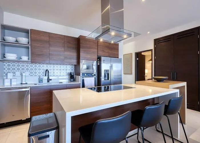 Сasa de vacaciones Elegant With Heated Pool, Pickleball, Gym & Garden Views *