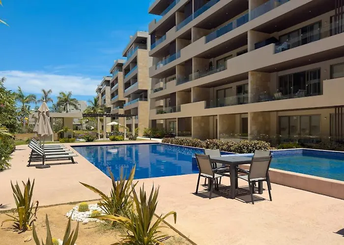 Elegant With Heated Pool, Pickleball, Gym & Garden Views Сasa de vacaciones
